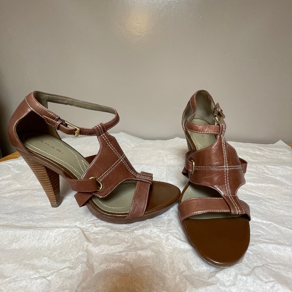 Beautiful tan Tahari heels